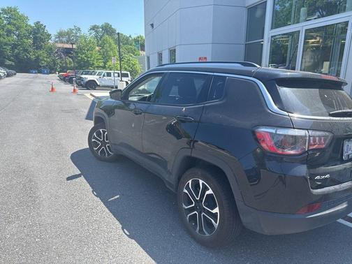 Diamond Black Crystal Pearlcoat 2022 Jeep Compass Limited