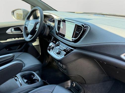 Brilliant Black Crystal Pearlcoat 2023 Chrysler Pacifica Hybrid Touring L