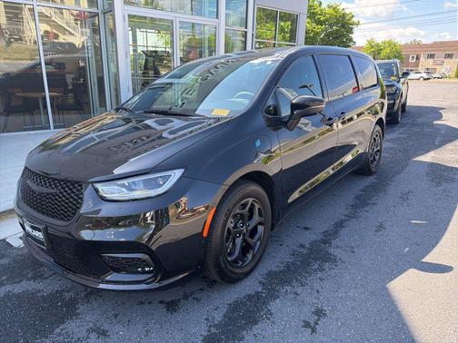 Brilliant Black Crystal Pearlcoat 2023 Chrysler Pacifica Hybrid Touring L
