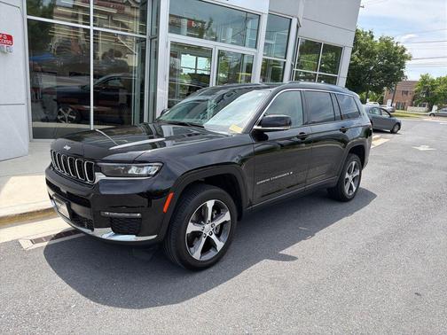Diamond Black Crystal Pearlcoat 2023 Jeep Grand Cherokee L Limited