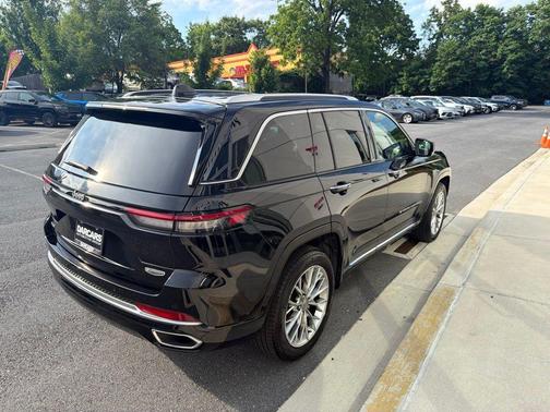 Diamond Black Crystal Pearlcoat 2023 Jeep Grand Cherokee Summit
