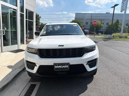 Bright White Clearcoat 2023 Jeep Grand Cherokee Altitude