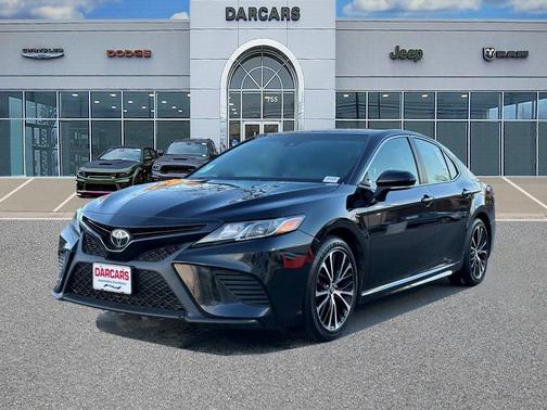 Photo 3 of 34 of 2018 Toyota Camry SE