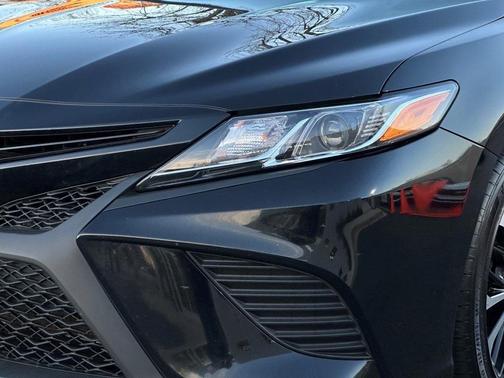 Photo 5 of 34 of 2018 Toyota Camry SE