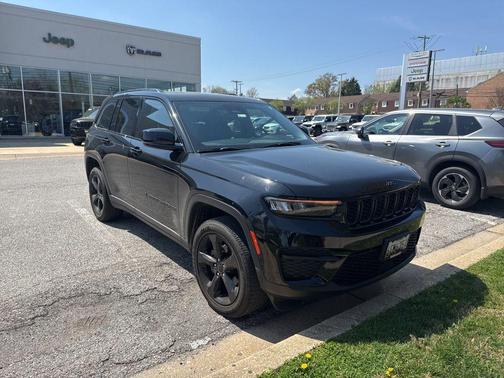 Diamond Black Crystal Pearlcoat 2023 Jeep Grand Cherokee Altitude