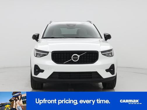2023 Volvo XC40 B5 Ultimate Dark Theme