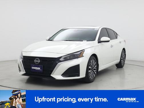 White 2023 Nissan Altima SV