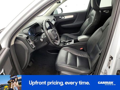 White 2021 Volvo XC40 T5 Momentum