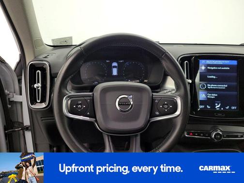 White 2021 Volvo XC40 T5 Momentum