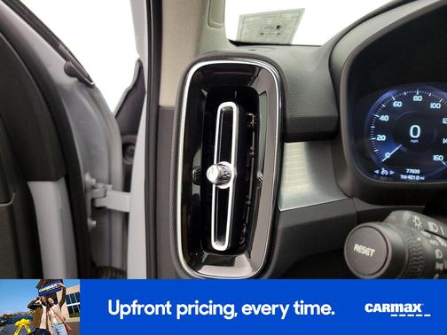 White 2021 Volvo XC40 T5 Momentum