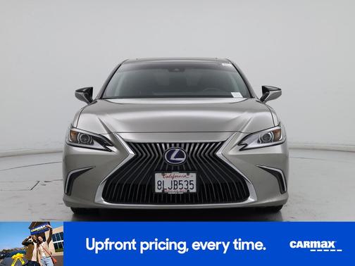 2019 Lexus ES 300h 