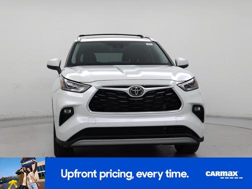 White 2022 Toyota Highlander Platinum