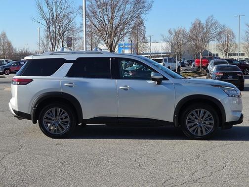 2024 Nissan Pathfinder SL FWD