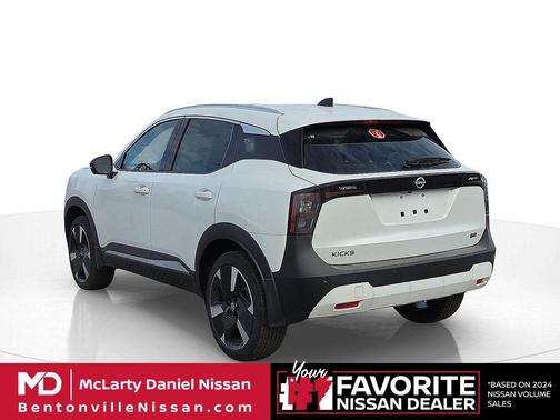 Aspen White Tricoat 2026 Nissan Kicks SR