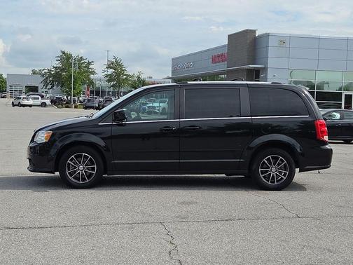 Black Onyx Crystal Pearlcoat 2017 Dodge Grand Caravan SXT