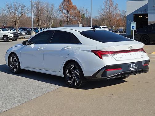 2025 Hyundai ELANTRA Limited