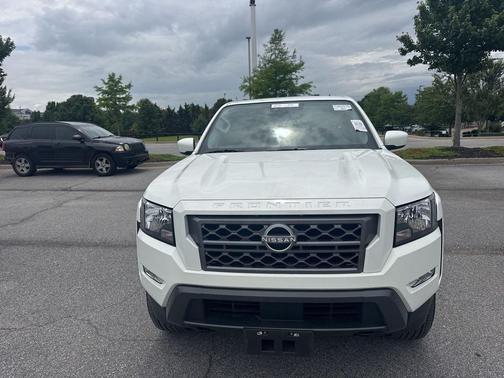 Glacier White 2024 Nissan Frontier SV