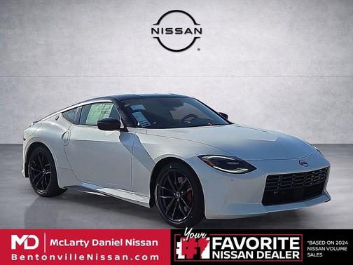 Pearl White Tricoat/Super Black 2026 Nissan Z Performance