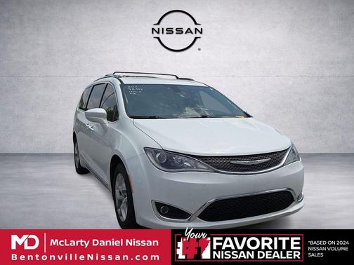 Bright White Clearcoat 2017 Chrysler Pacifica Touring-L