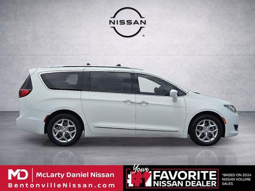 Bright White Clearcoat 2017 Chrysler Pacifica Touring-L