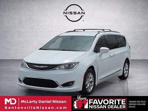 Bright White Clearcoat 2017 Chrysler Pacifica Touring-L