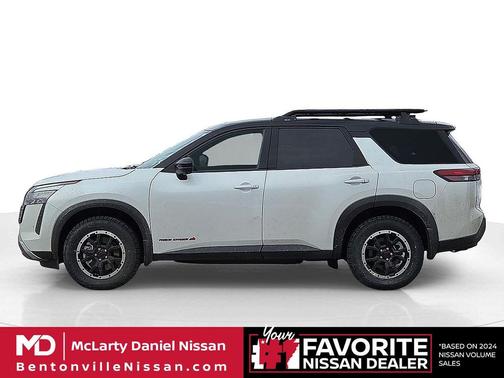 Everest White Pearl Tricoat/Super Black 2026 Nissan Pathfinder Rock Creek