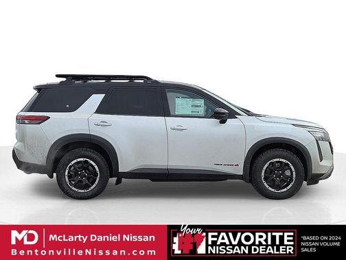 Everest White Pearl Tricoat/Super Black 2026 Nissan Pathfinder Rock Creek