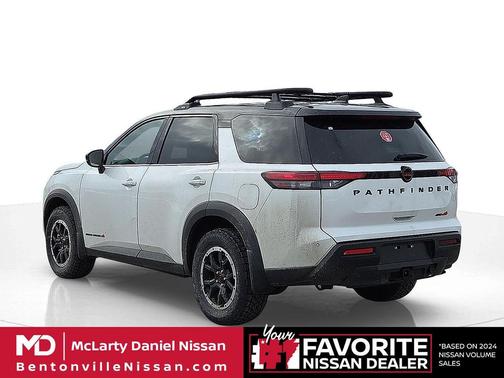 Everest White Pearl Tricoat/Super Black 2026 Nissan Pathfinder Rock Creek