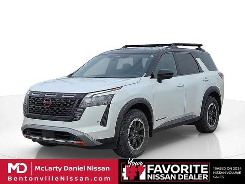 Everest White Pearl Tricoat/Super Black 2026 Nissan Pathfinder Rock Creek