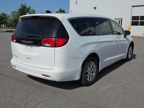 2023 Chrysler Voyager LX