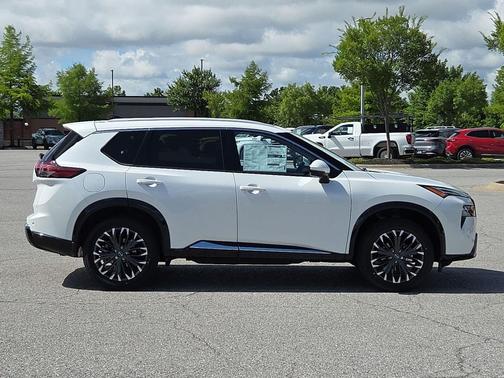 Everest White Pearl Tricoat 2026 Nissan Rogue Platinum