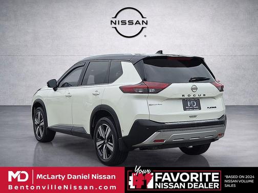 Pearl White Tricoat/Super Black 2022 Nissan Rogue Platinum