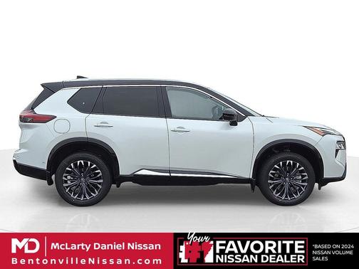 Everest White Pearl/Super Black 2026 Nissan Rogue Platinum