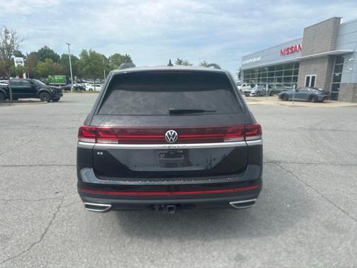 Deep Black Pearl 2025 Volkswagen Atlas 2.0T SE w/Technology