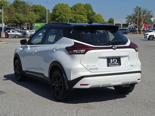 Aspen White Tricoat/Super Black 2024 Nissan Kicks SR