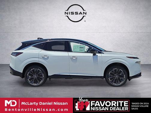 Everest White Pearl Tricoat/Super Black 2026 Nissan Murano Platinum
