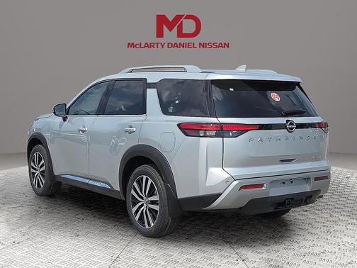2025 Nissan Pathfinder Platinum FWD