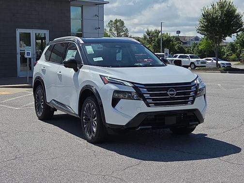 Everest White Pearl/Super Black 2026 Nissan Rogue Platinum
