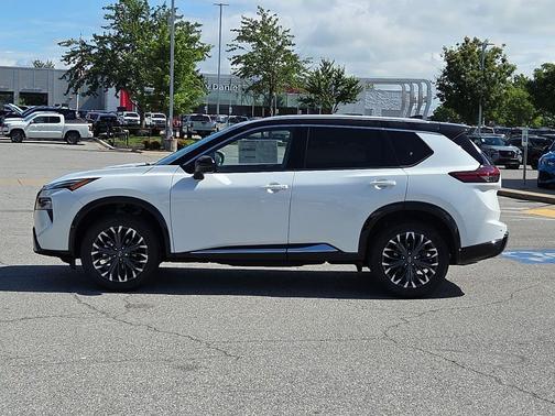 Everest White Pearl/Super Black 2026 Nissan Rogue Platinum