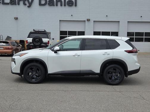 Everest White Pearl Tricoat 2026 Nissan Rogue SV
