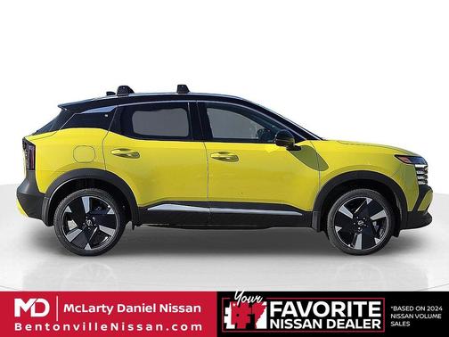 Yuzu Yellow Metallic/Super Black 2026 Nissan Kicks SR