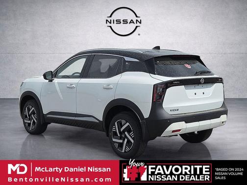 Aspen White Tricoat/Super Black 2026 Nissan Kicks SV