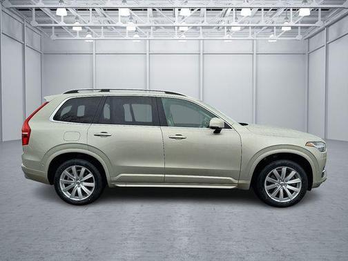 2017 Volvo XC90 T6 Momentum