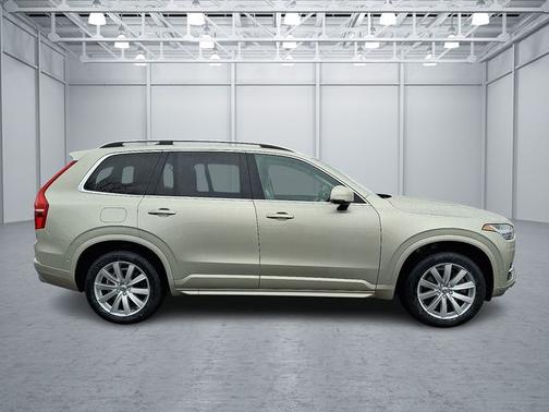 2017 Volvo XC90 T6 Momentum