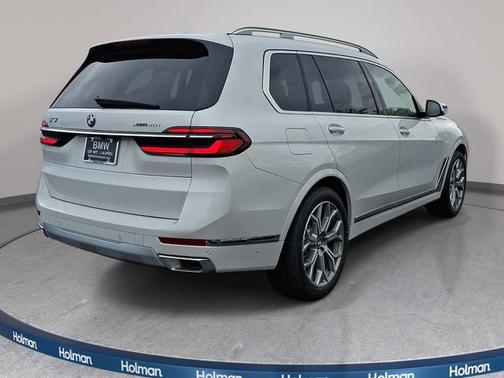 Mineral White Metallic 2026 BMW X7 xDrive40i
