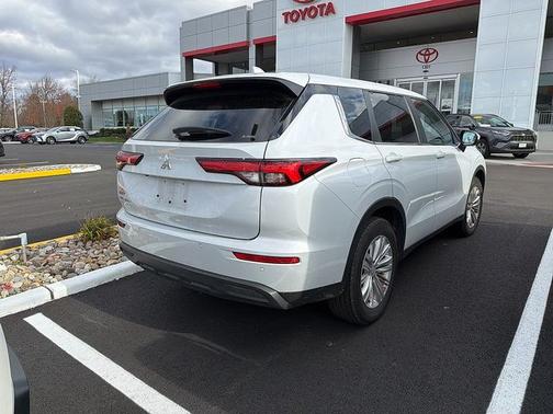 2024 Mitsubishi Outlander ES