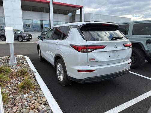 2024 Mitsubishi Outlander ES