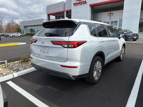 2024 Mitsubishi Outlander ES