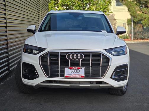 Ibis White 2023 Audi Q5 40 Premium Plus