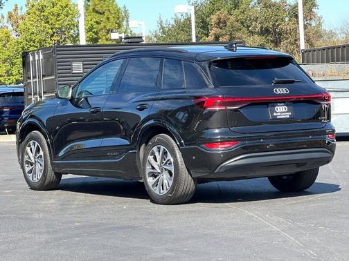 Mythos Black Metallic 2025 Audi Q6 e-tron Premium